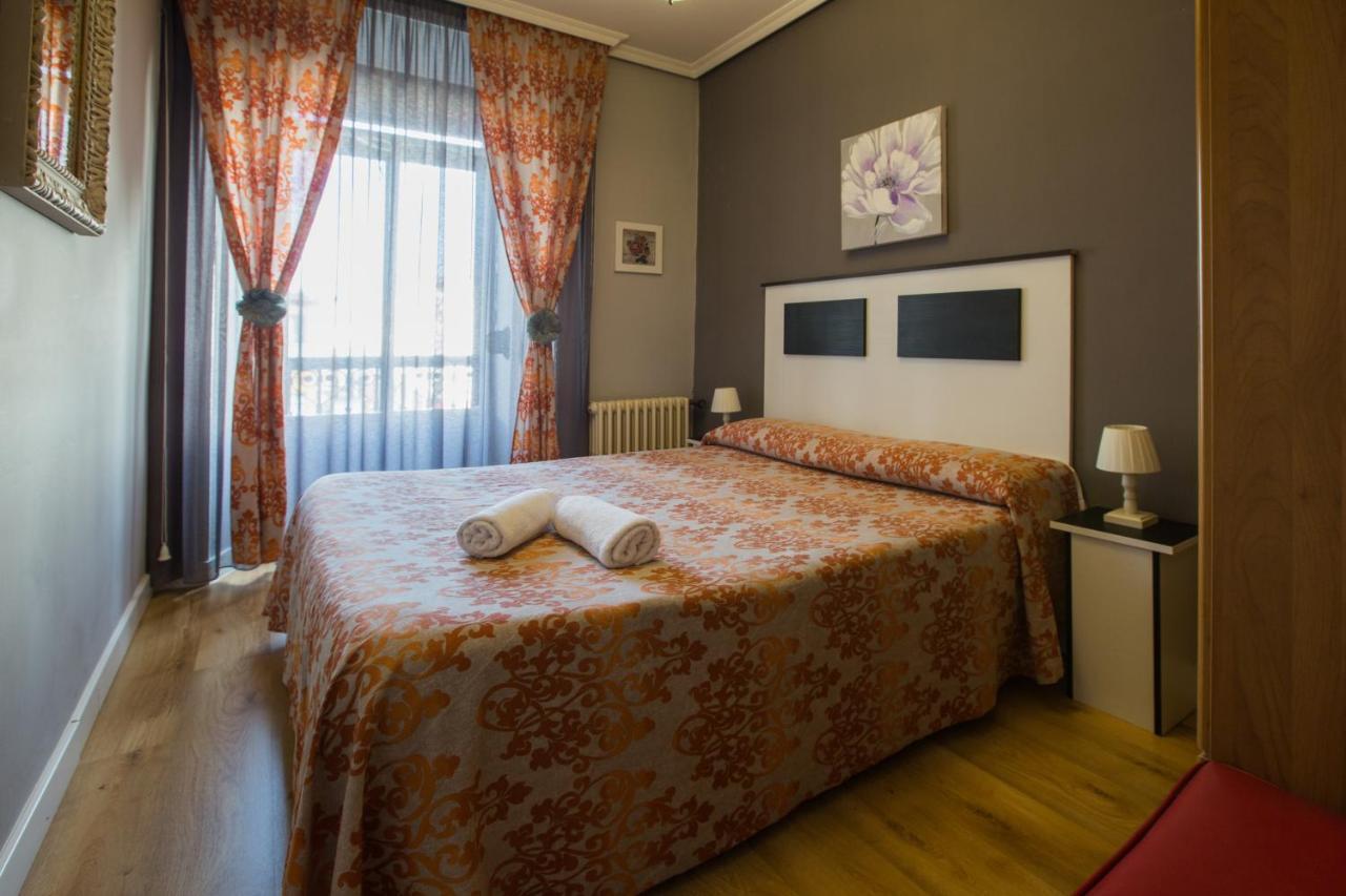 Apartamentos Turisticos Avila La Catedral Eksteriør bilde